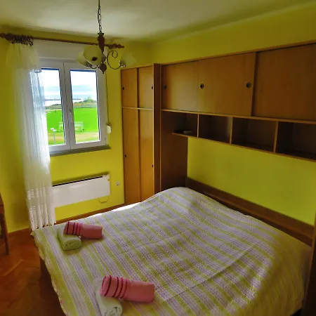 Ribnjak 10 * Omis
