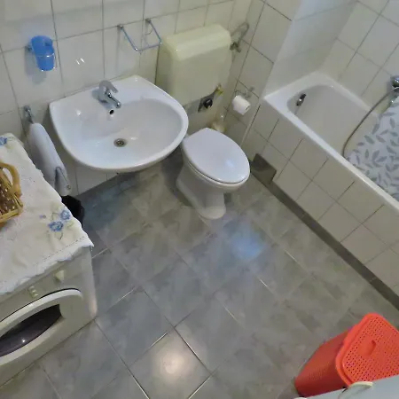 Ribnjak 10 Omis