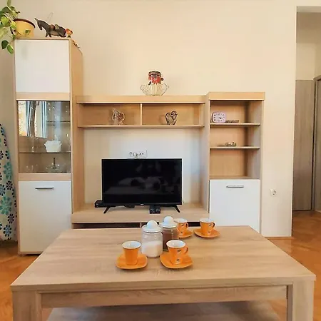 Ribnjak 10 *