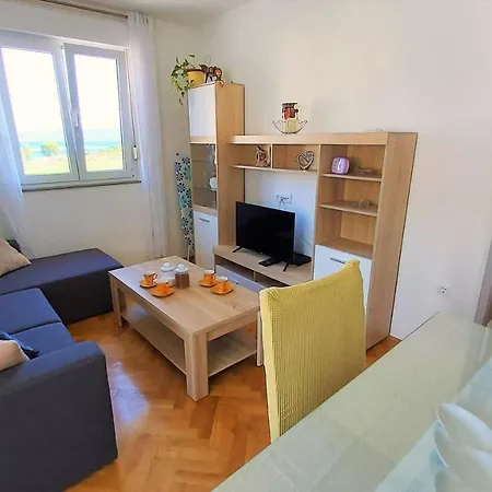 Ribnjak 10 * Omis