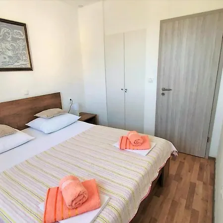 Ribnjak 10 * Omis
